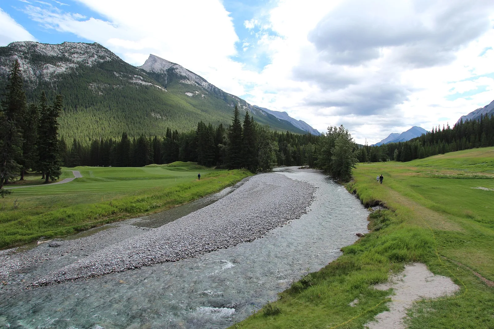 The wider Banff Springs golf-course setting in the Canadian Rockies.